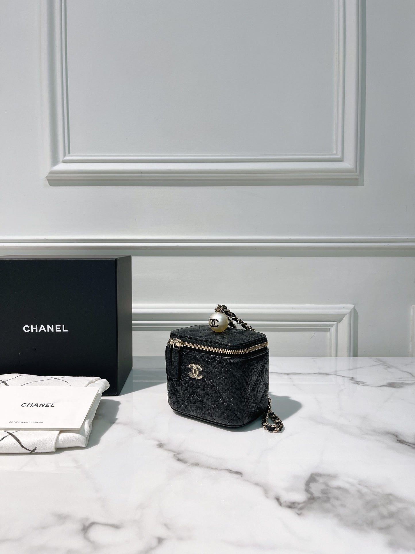 CHANEL 21S MINI VANITY CASE HAND BAG, Black/Gold