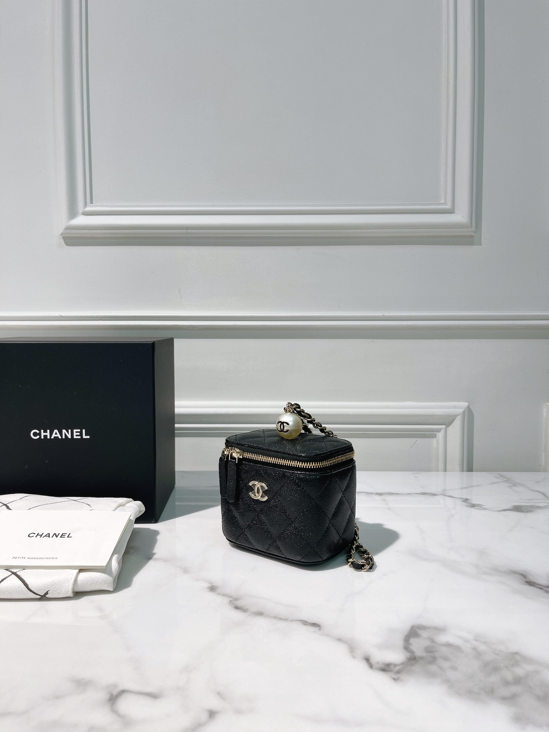 CHANEL 21S MINI VANITY CASE HAND BAG, Black/Gold