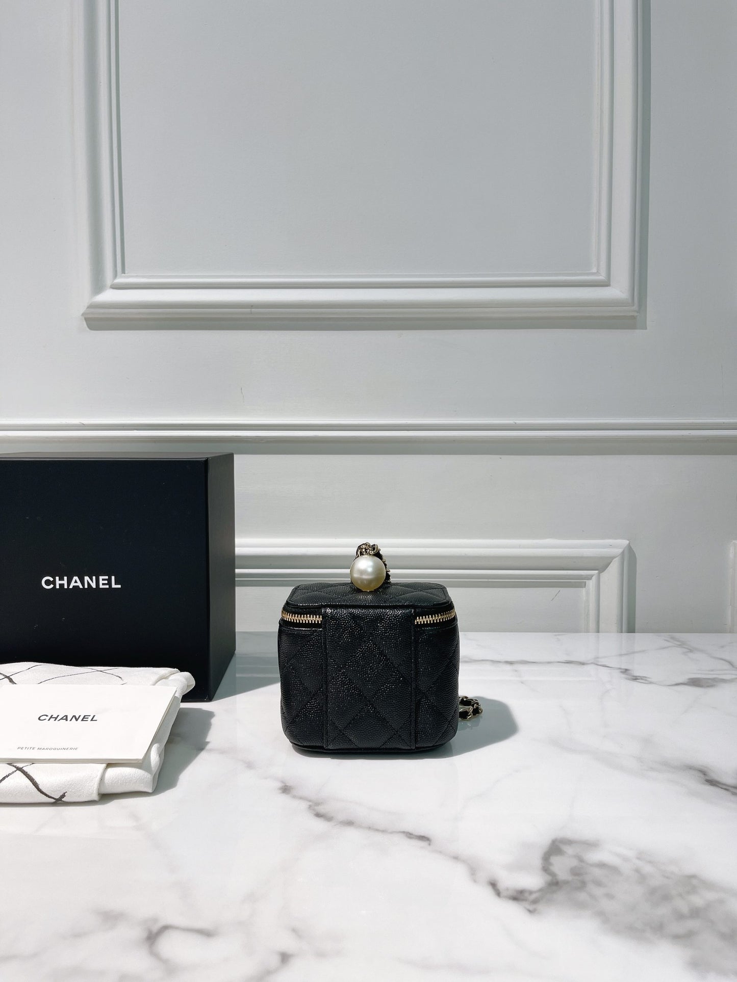 CHANEL 21S MINI VANITY CASE HAND BAG, Black/Gold