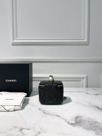 CHANEL 21S MINI VANITY CASE HAND BAG, Black/Gold
