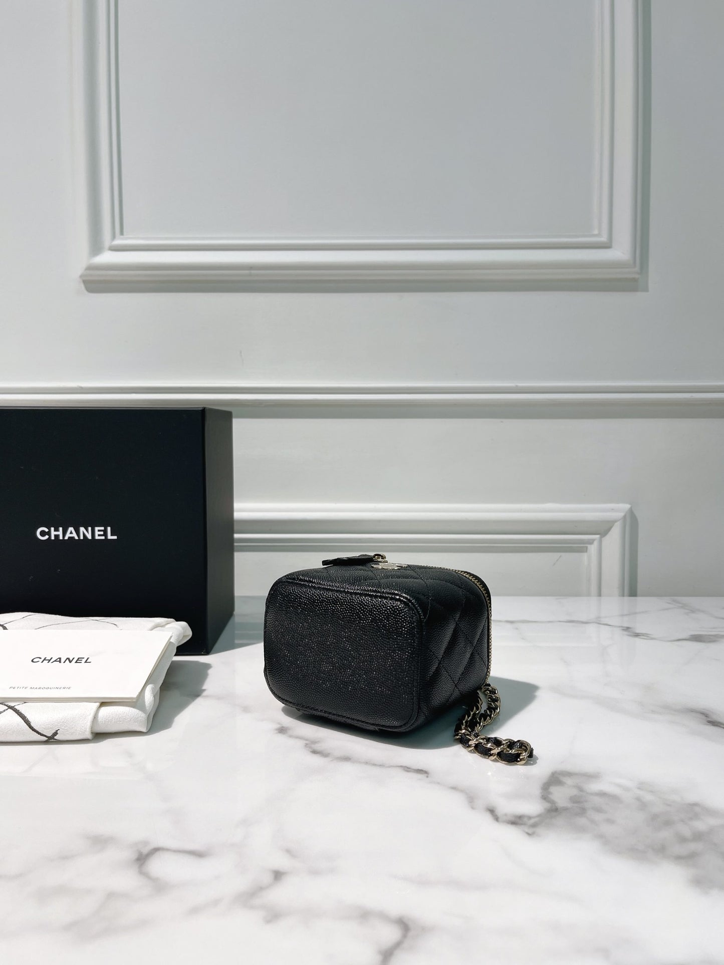 CHANEL 21S MINI VANITY CASE HAND BAG, Black/Gold