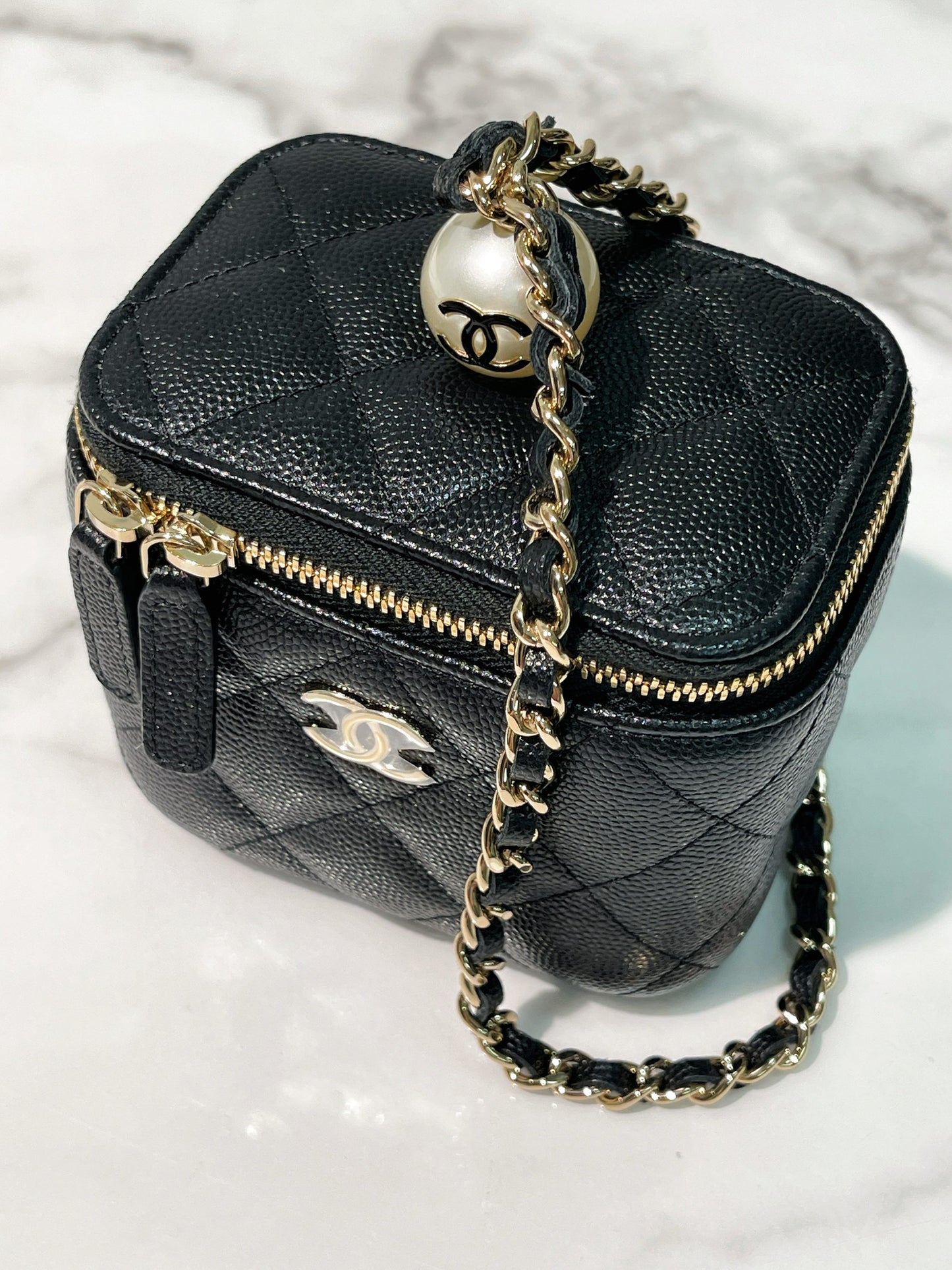 CHANEL 21S MINI VANITY CASE HAND BAG, Black/Gold