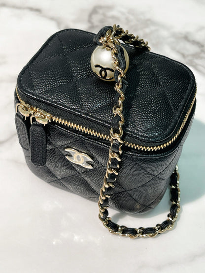 CHANEL 21S MINI VANITY CASE HAND BAG, Black/Gold