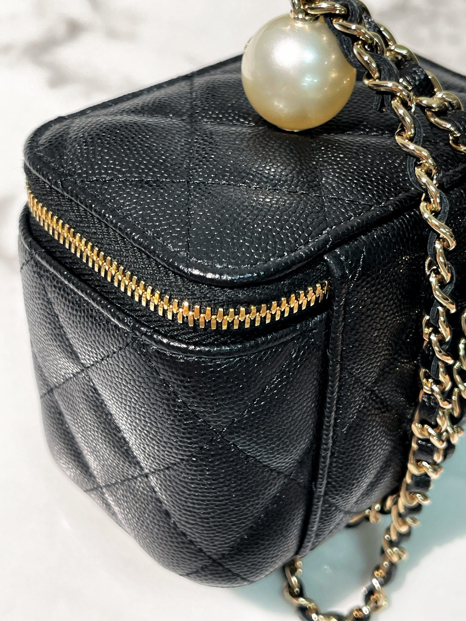 CHANEL 21S MINI VANITY CASE HAND BAG, Black/Gold