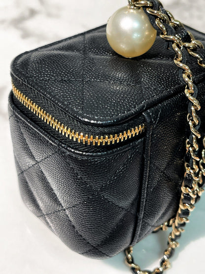 CHANEL 21S MINI VANITY CASE HAND BAG, Black/Gold