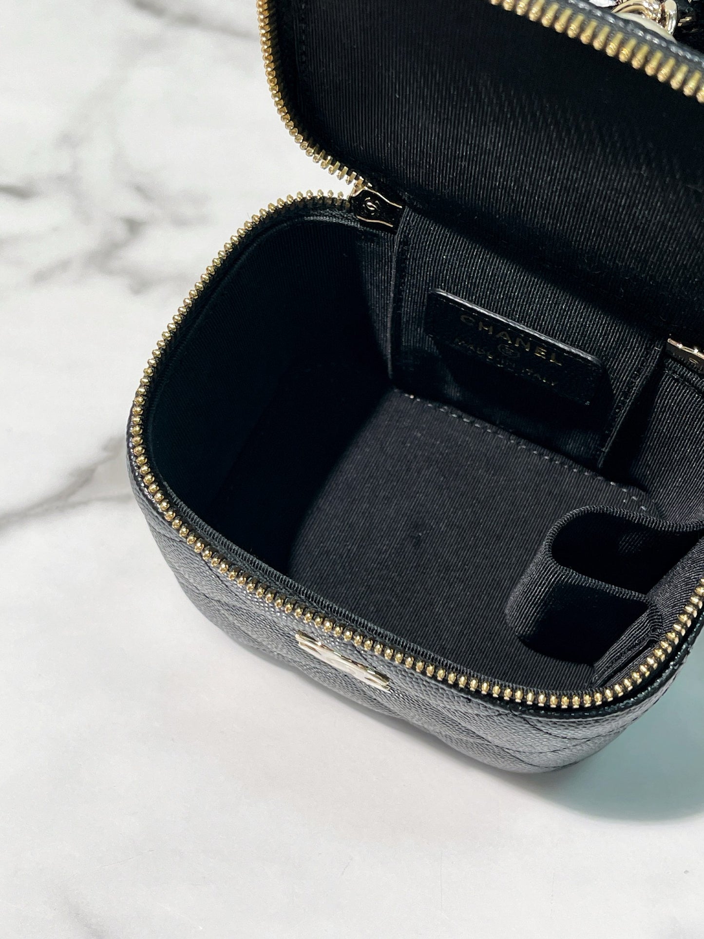 CHANEL 21S MINI VANITY CASE HAND BAG, Black/Gold