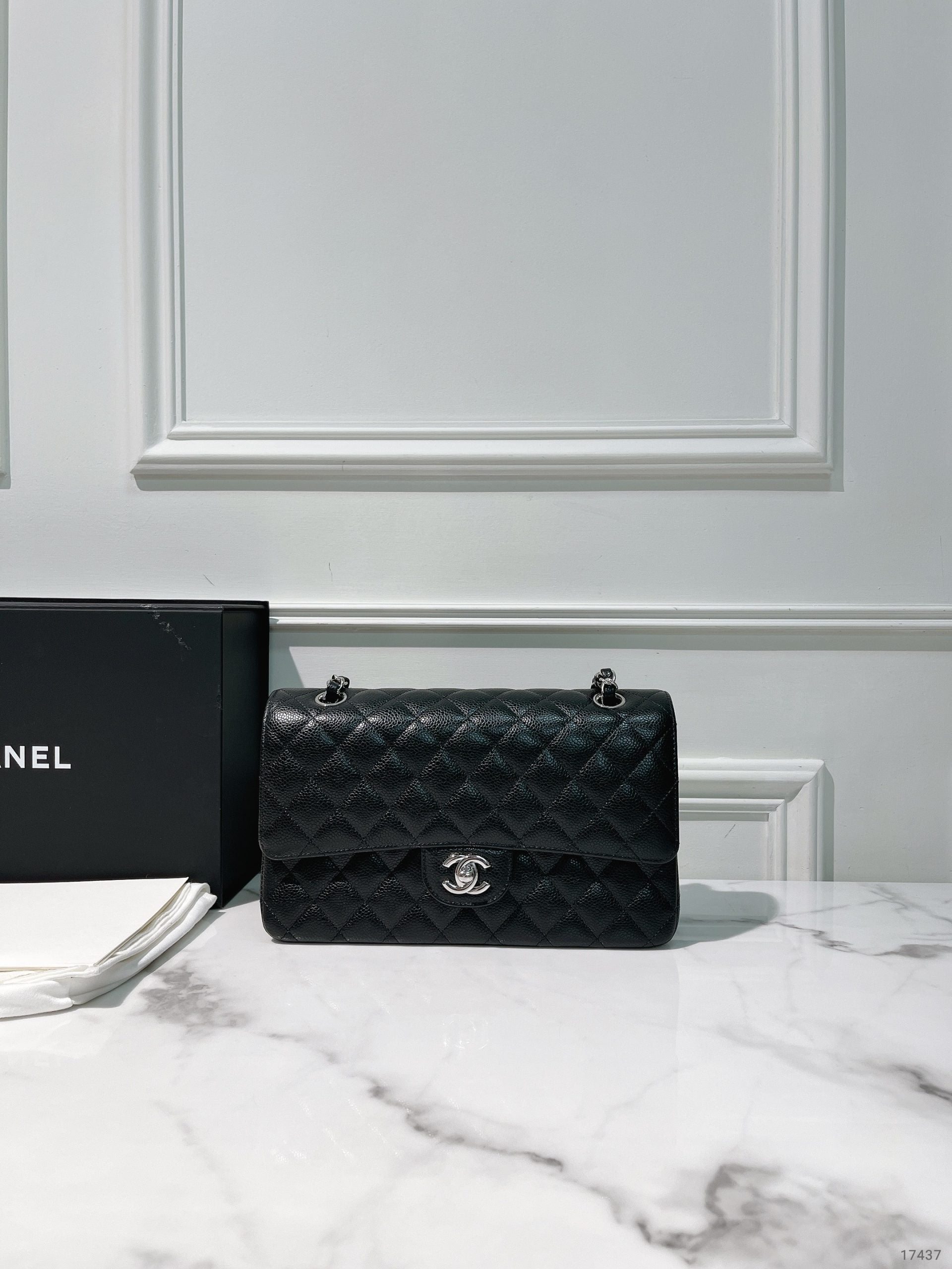 CHANEL MEDIUM CLASSIC FLAP, Black/Silver