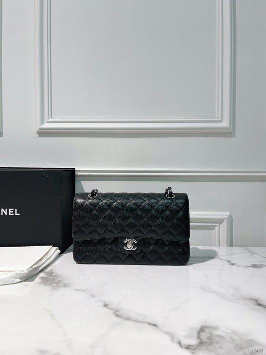 CHANEL MEDIUM CLASSIC FLAP, Black/Silver