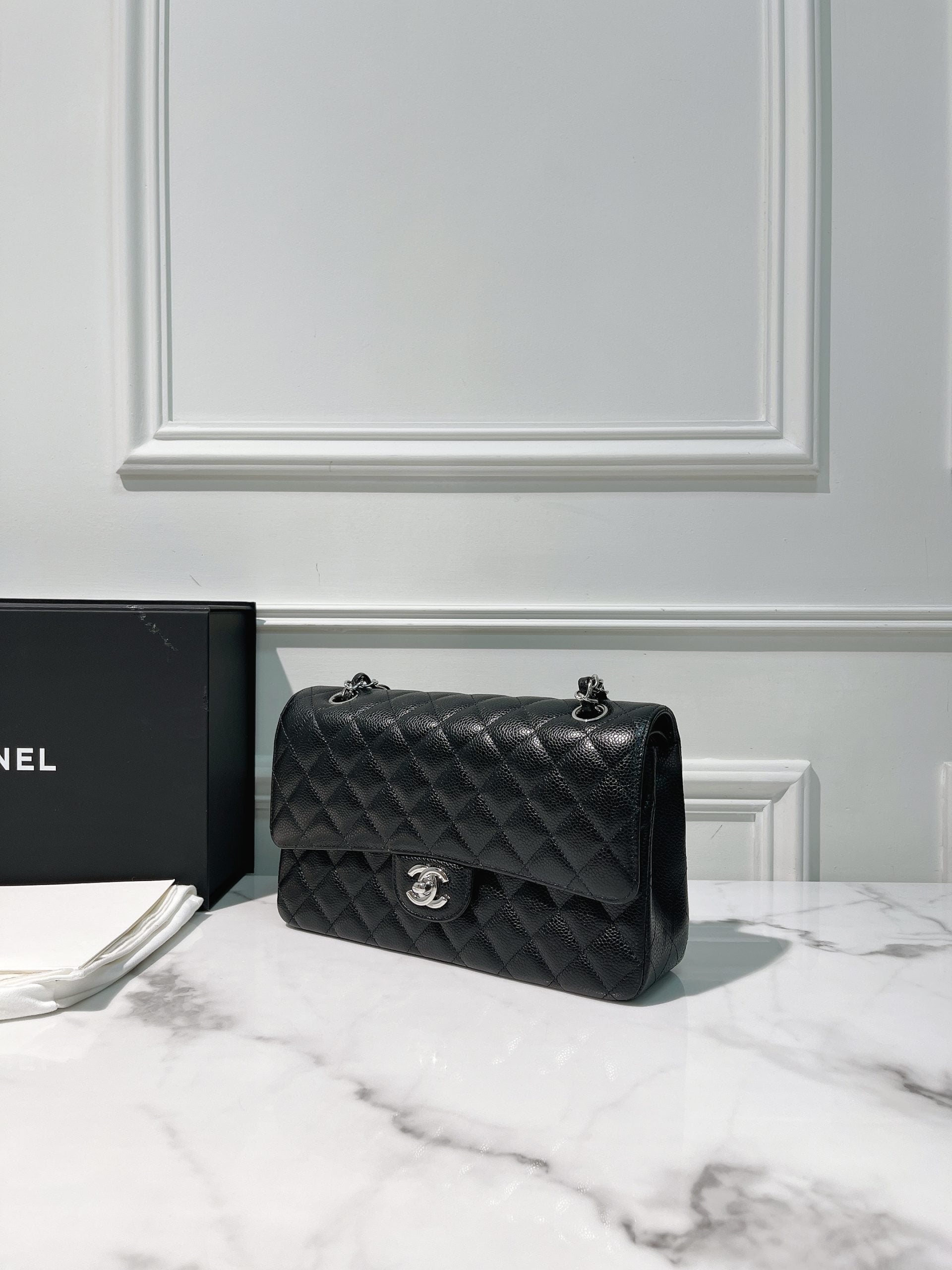 CHANEL MEDIUM CLASSIC FLAP, Black/Silver