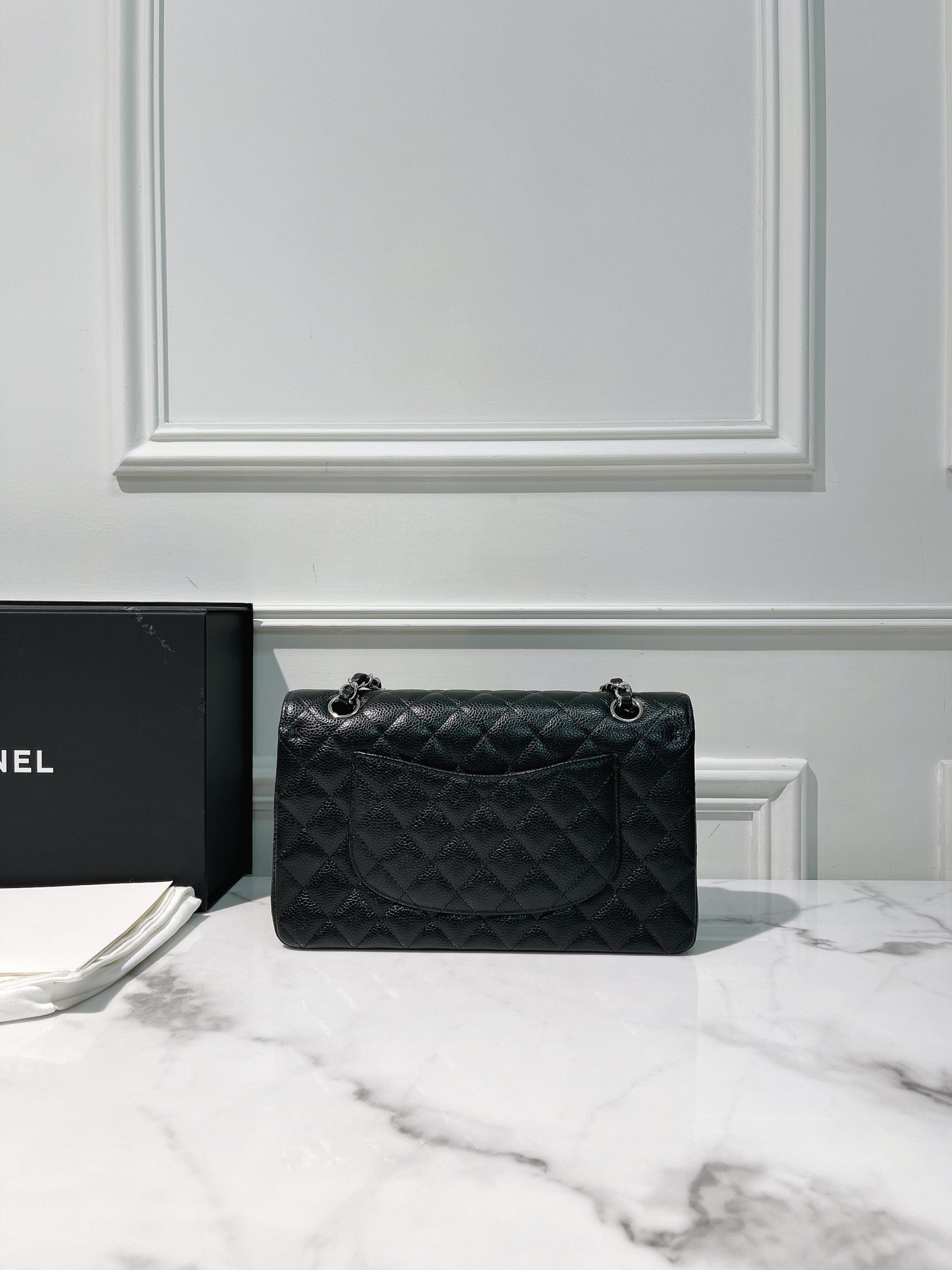 CHANEL MEDIUM CLASSIC FLAP, Black/Silver
