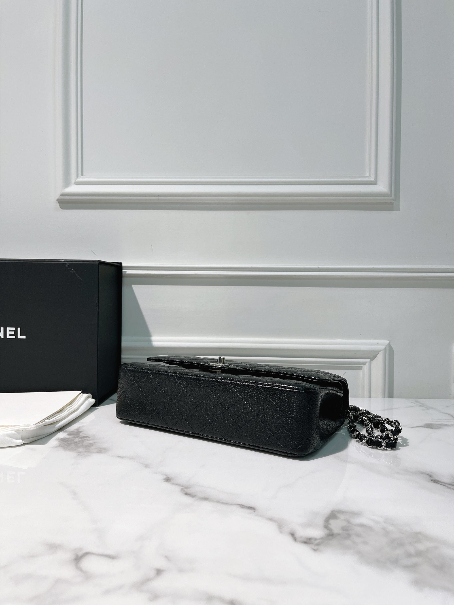 CHANEL MEDIUM CLASSIC FLAP, Black/Silver