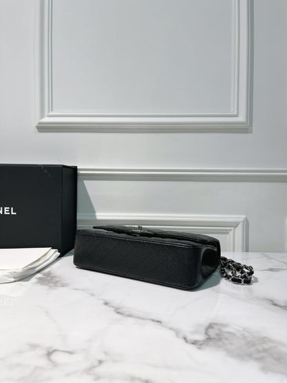 CHANEL MEDIUM CLASSIC FLAP, Black/Silver