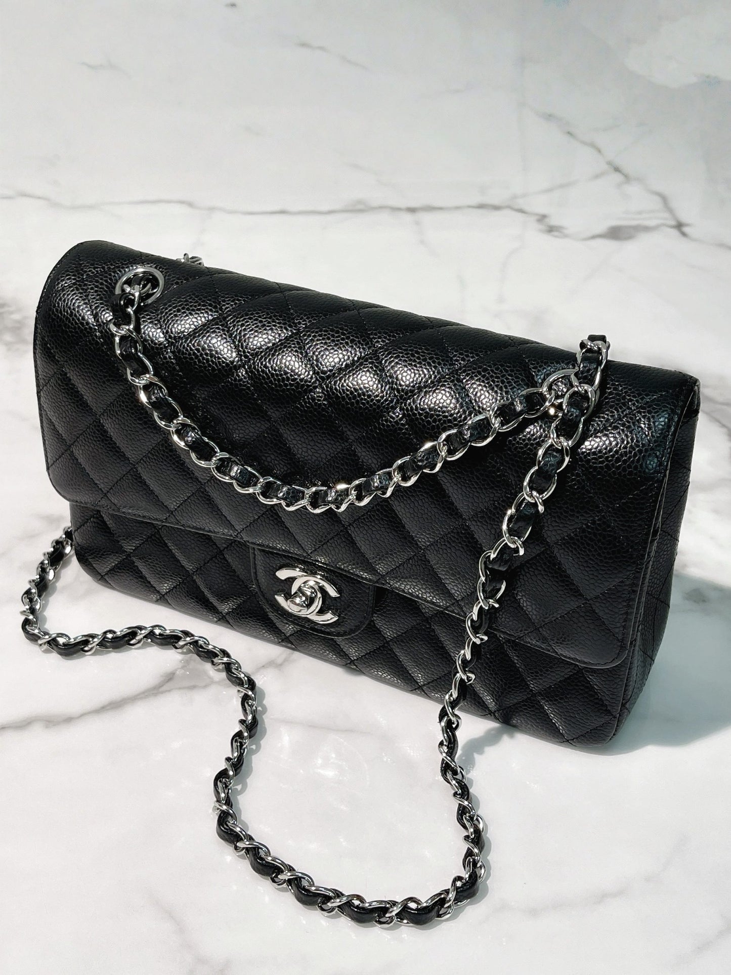 CHANEL MEDIUM CLASSIC FLAP, Black/Silver