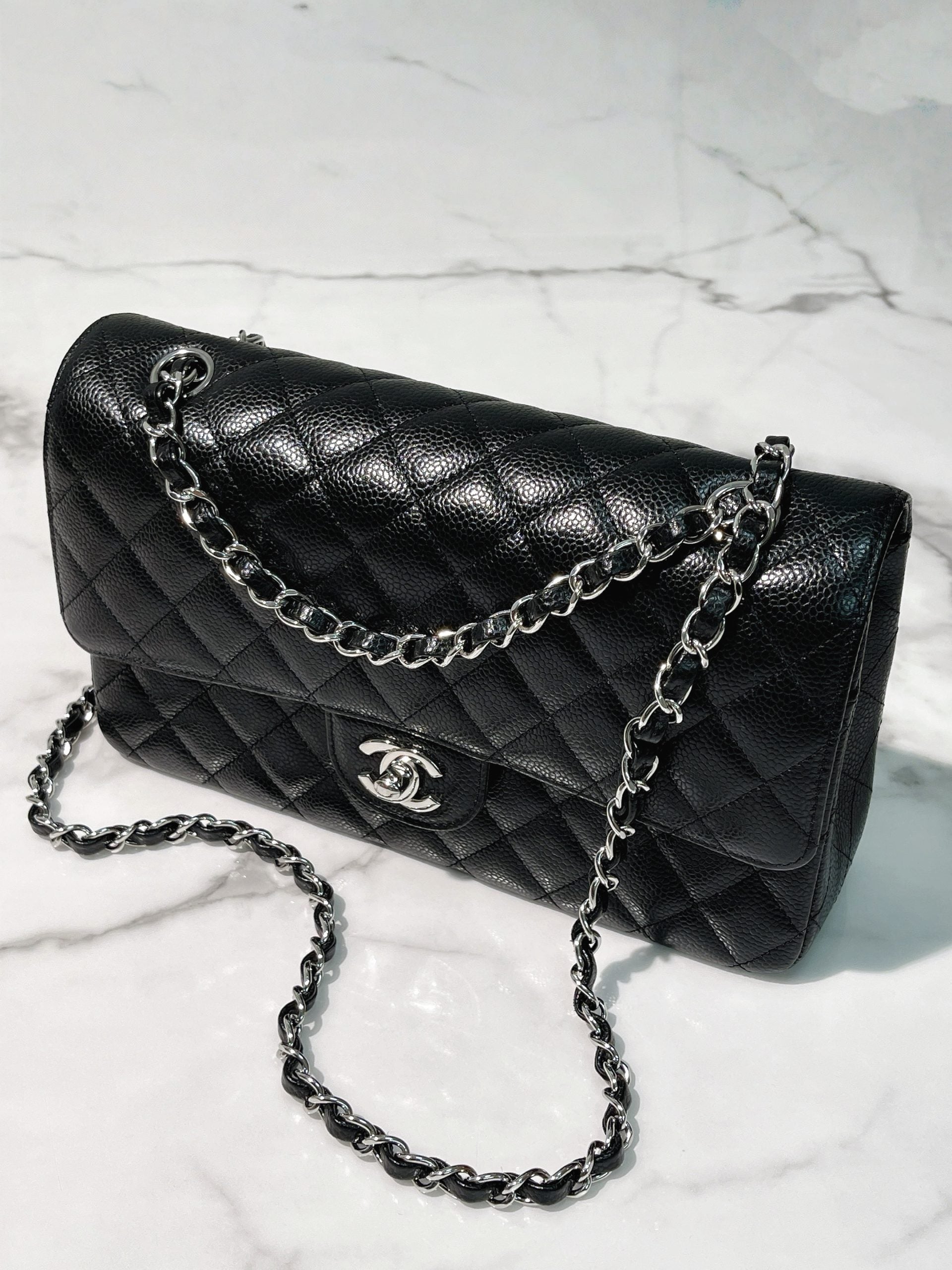 CHANEL MEDIUM CLASSIC FLAP, Black/Silver