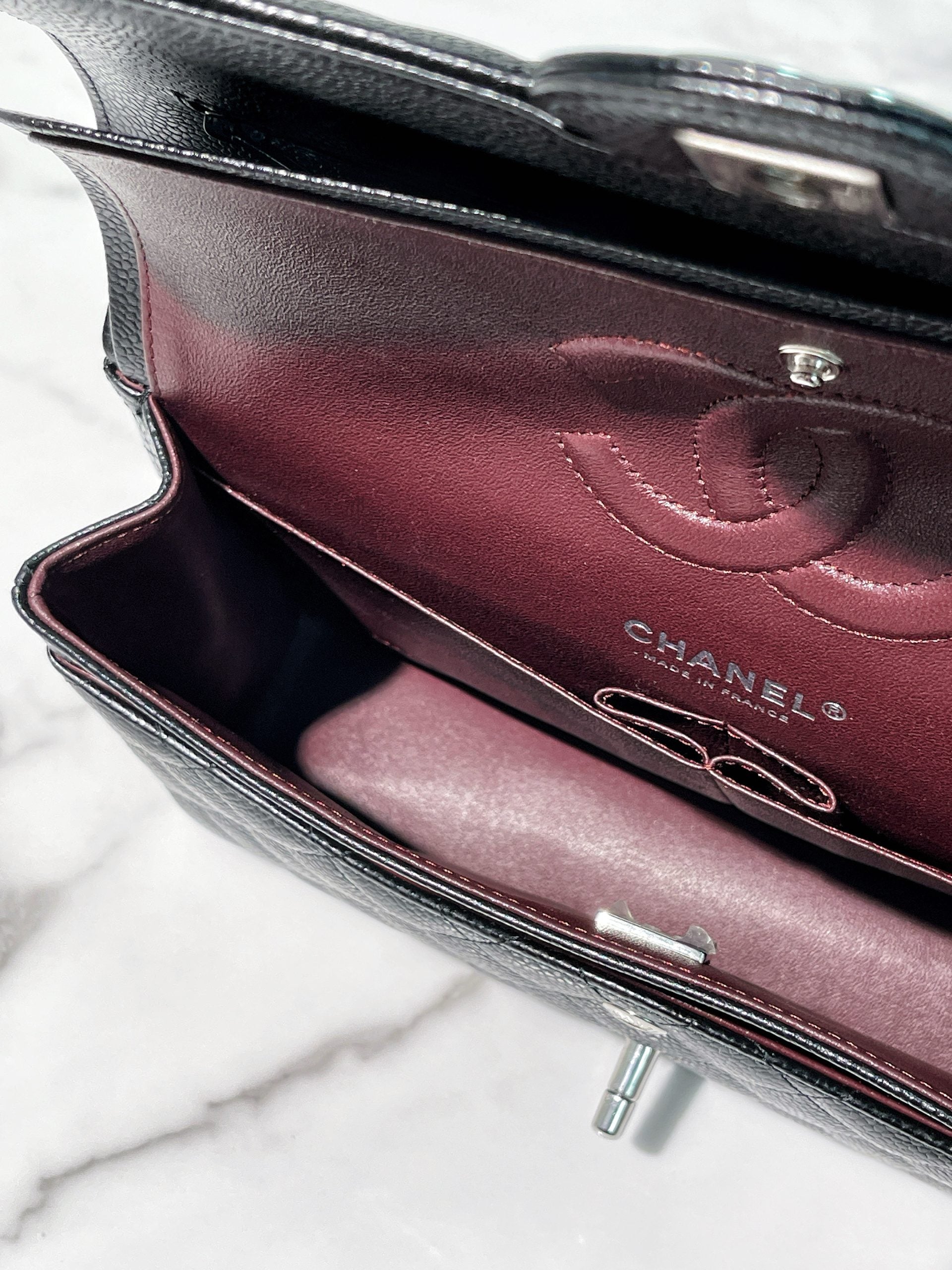 CHANEL MEDIUM CLASSIC FLAP, Black/Silver