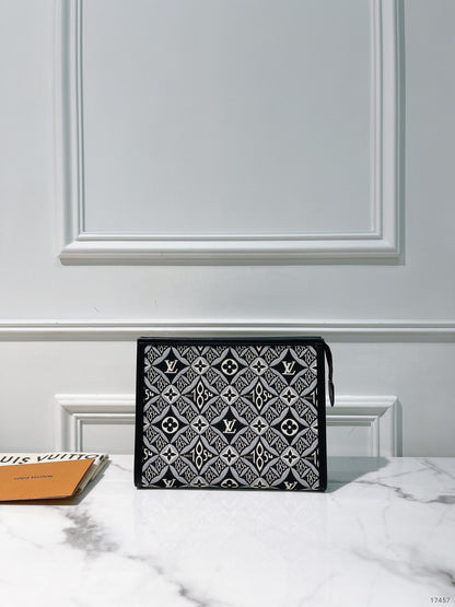 LV TOILETRY POUCH 26