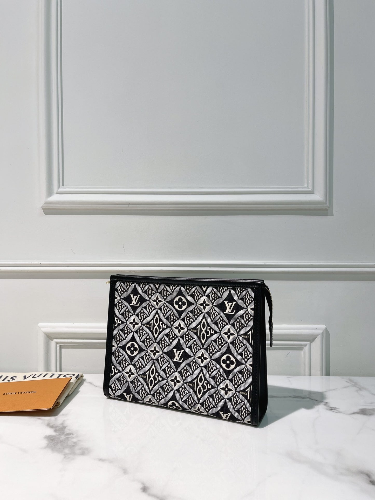 LV TOILETRY POUCH 26