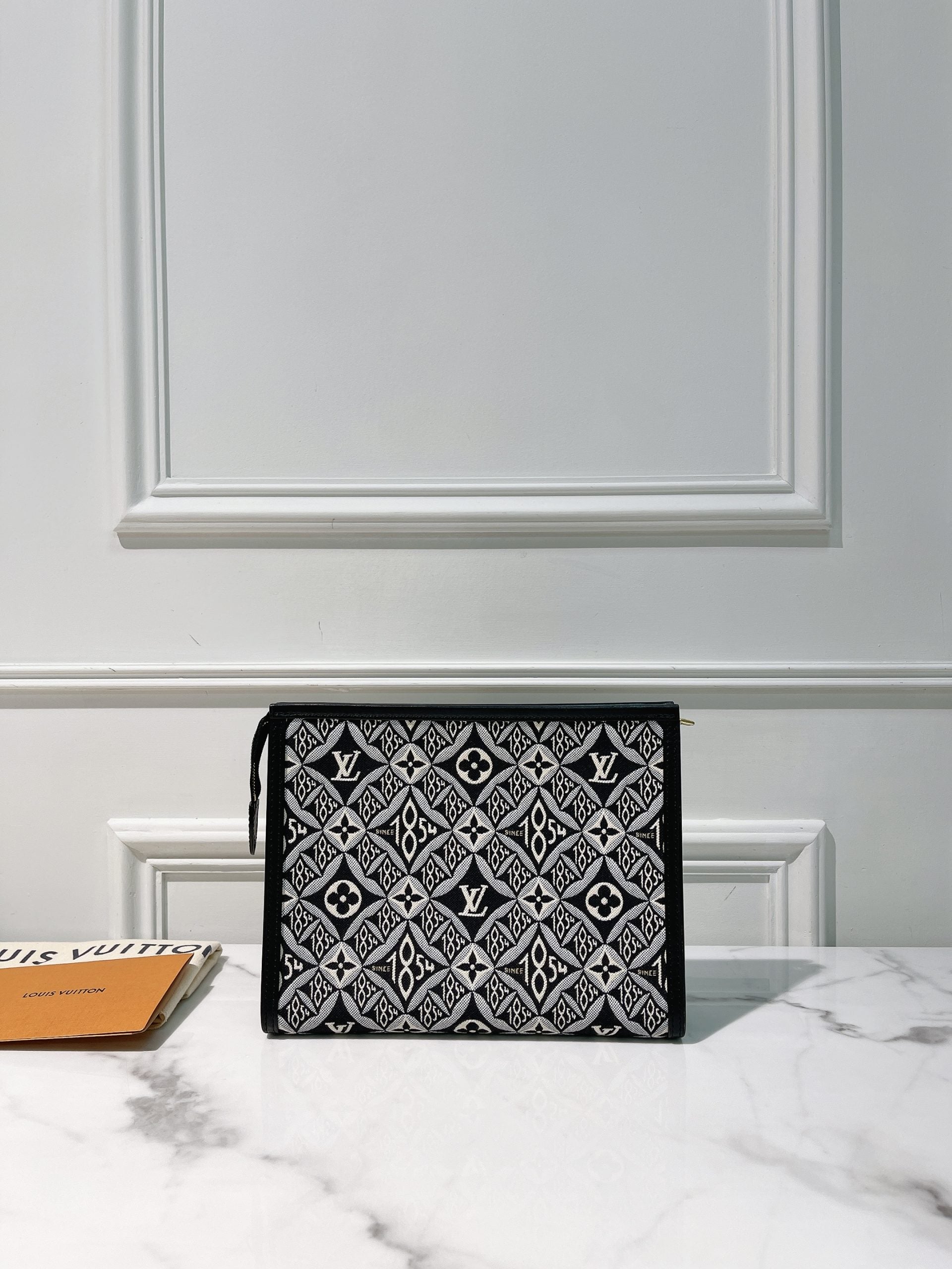 LV TOILETRY POUCH 26