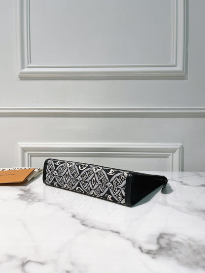 LV TOILETRY POUCH 26