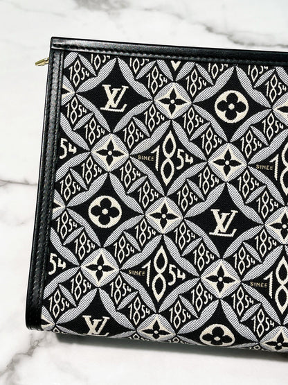 LV TOILETRY POUCH 26