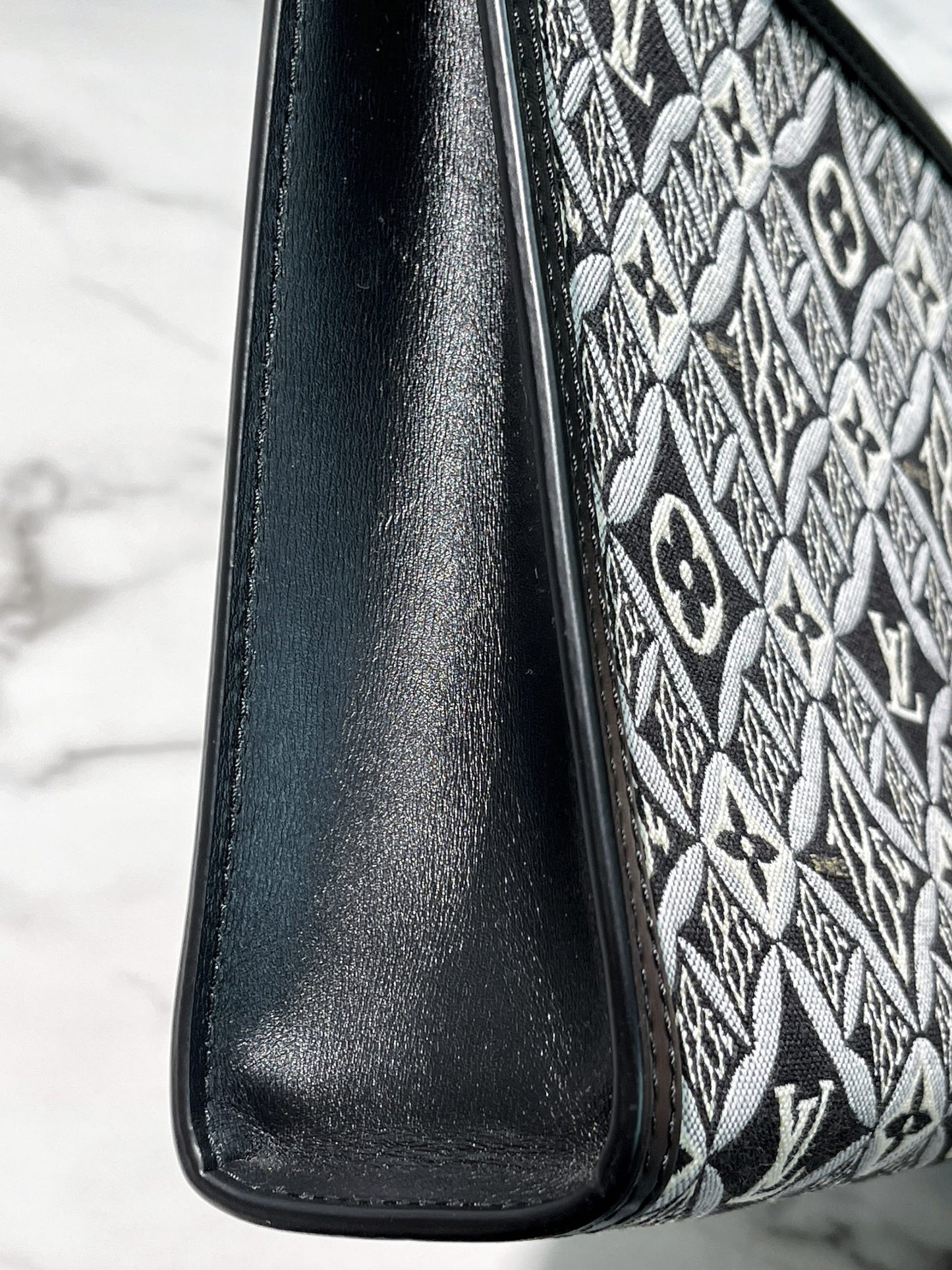 LV TOILETRY POUCH 26