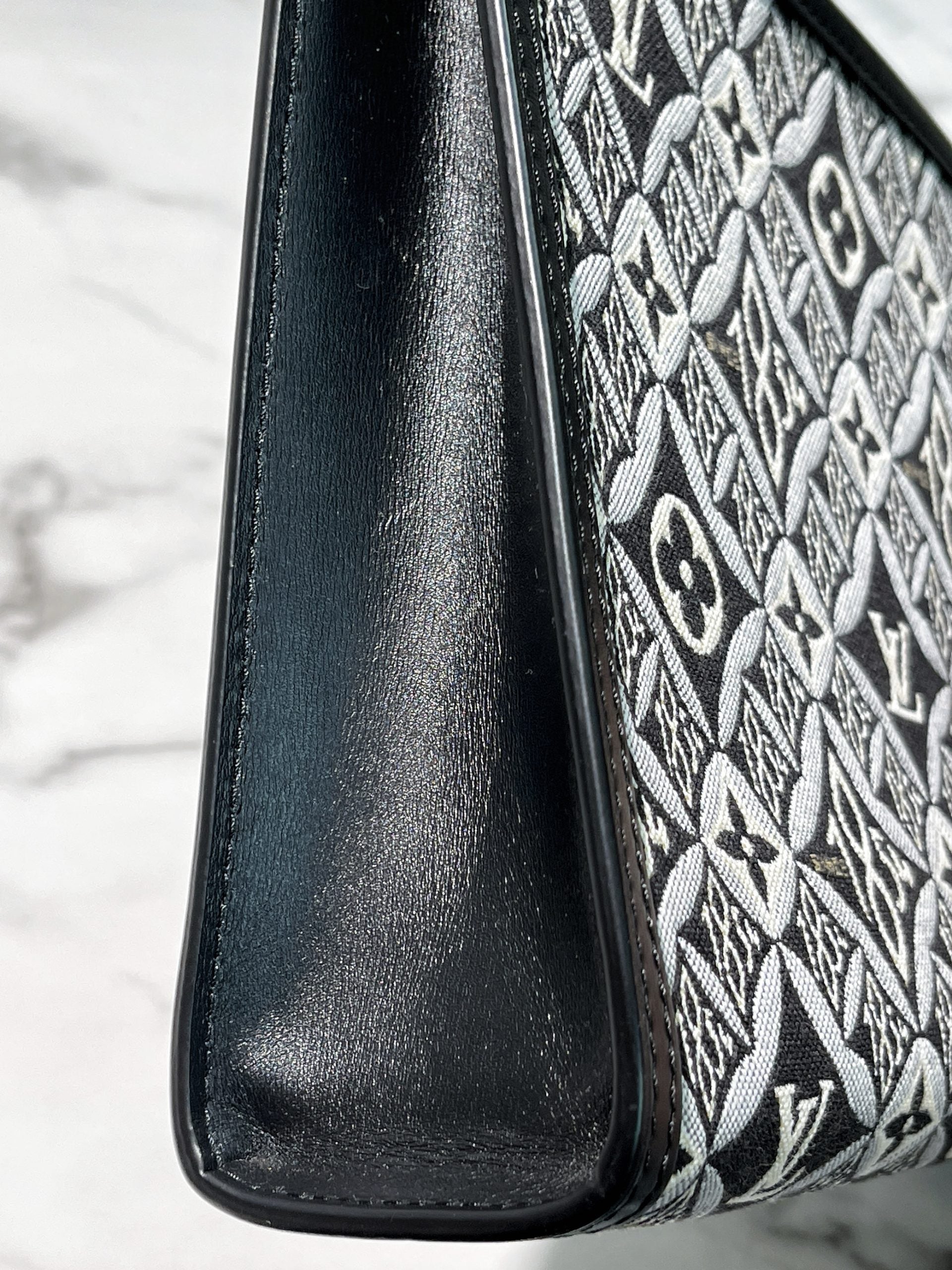 LV TOILETRY POUCH 26