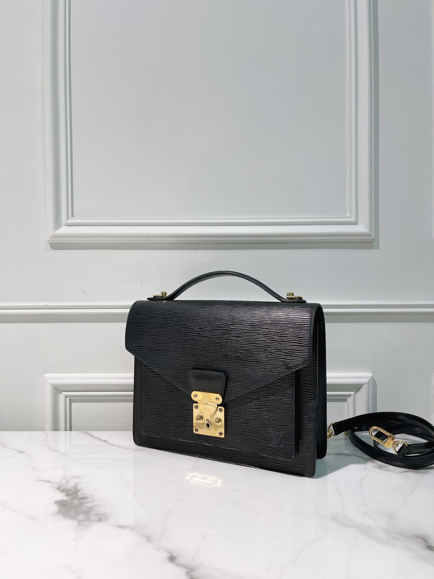 LV MONCEAU MESSENGER BAG, Black/Gold