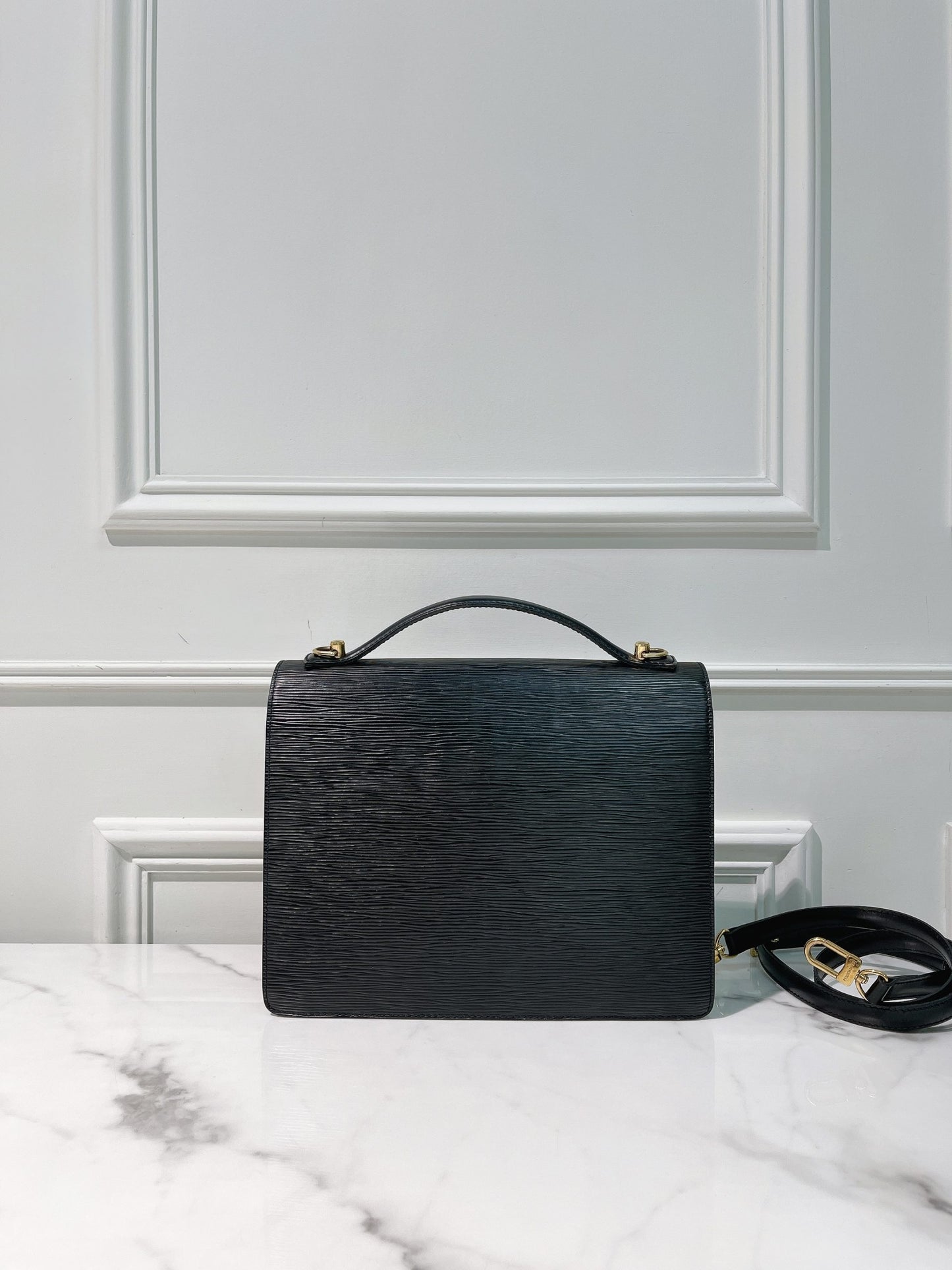 LV MONCEAU MESSENGER BAG, Black/Gold