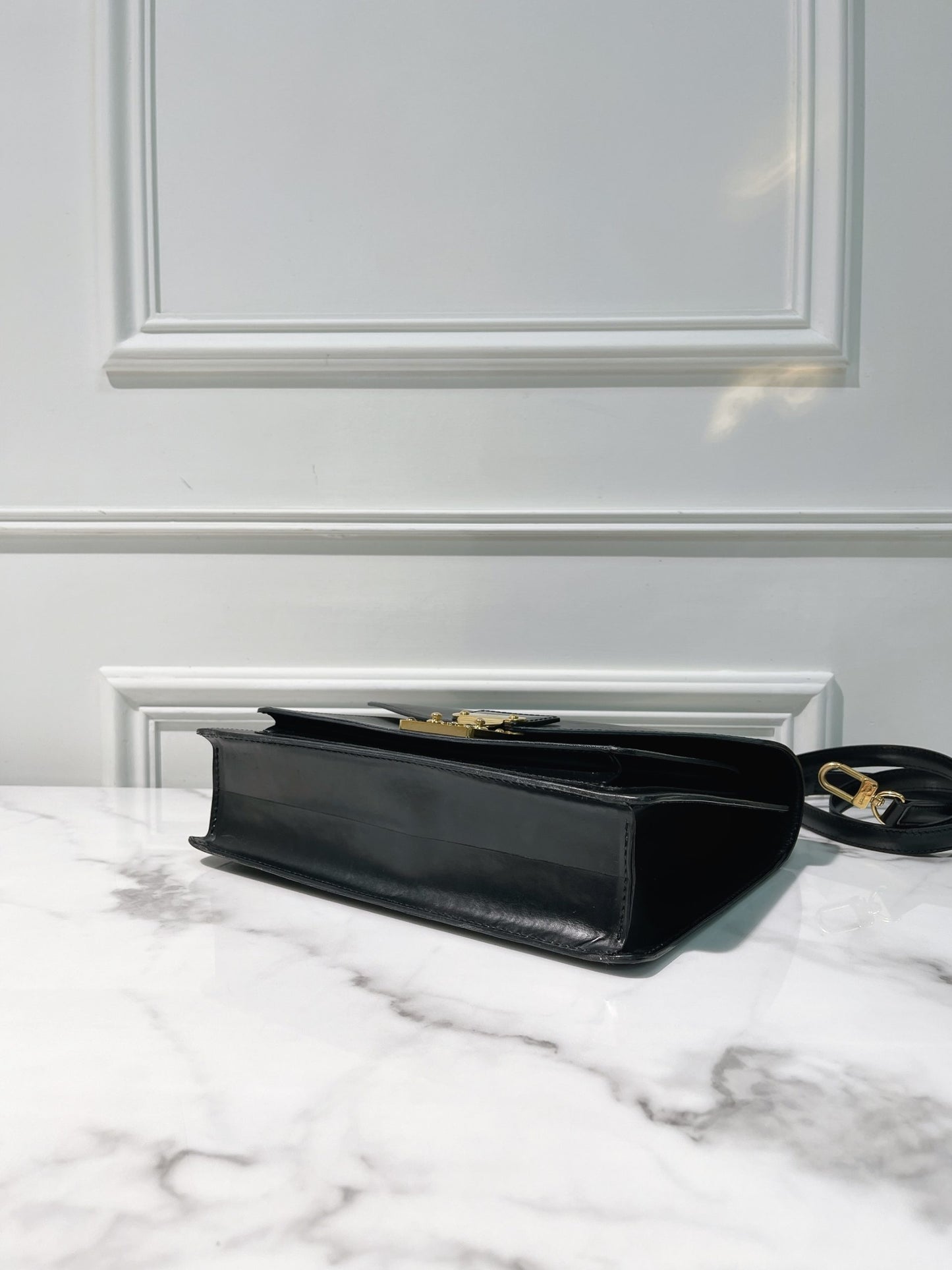 LV MONCEAU MESSENGER BAG, Black/Gold