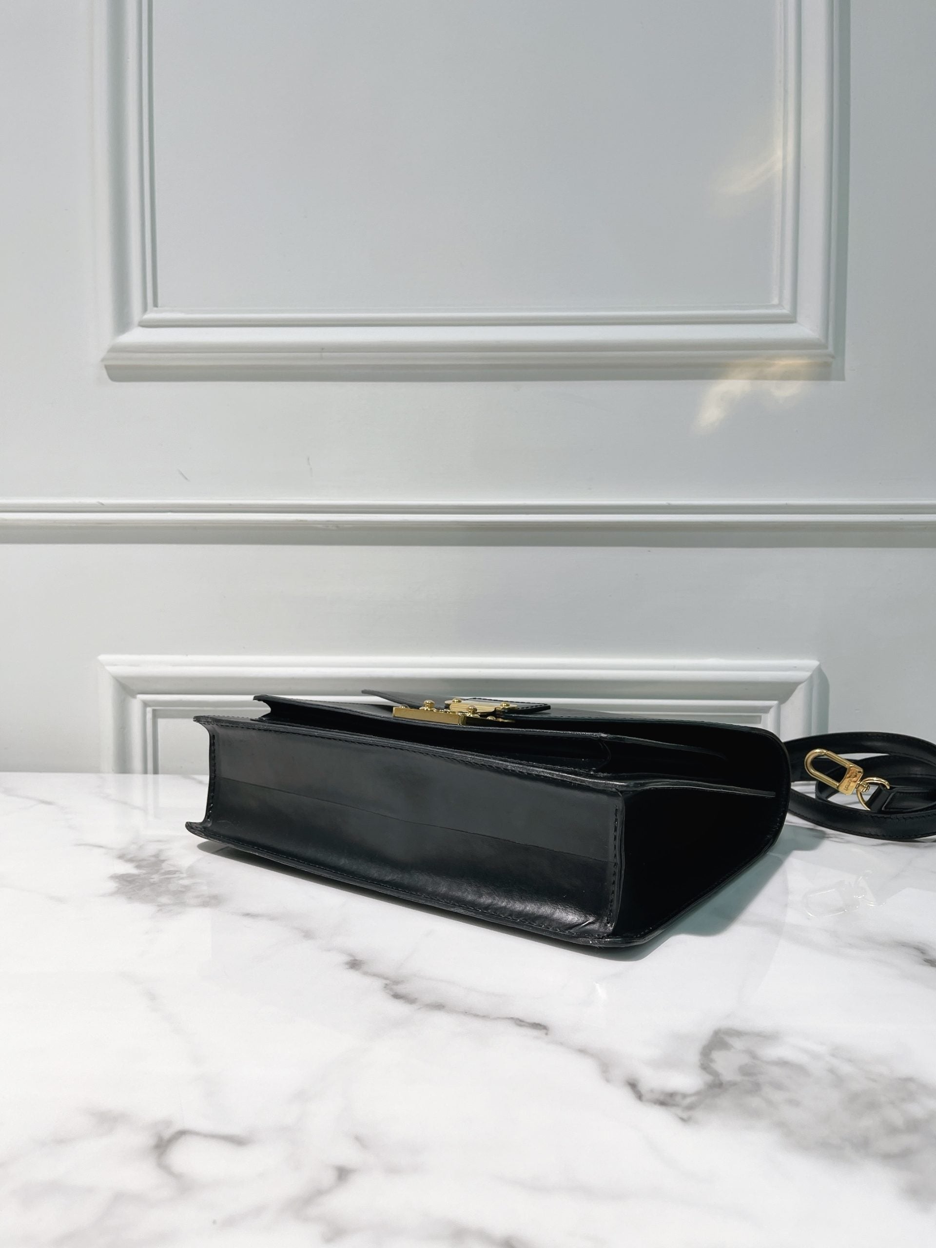 LV MONCEAU MESSENGER BAG, Black/Gold