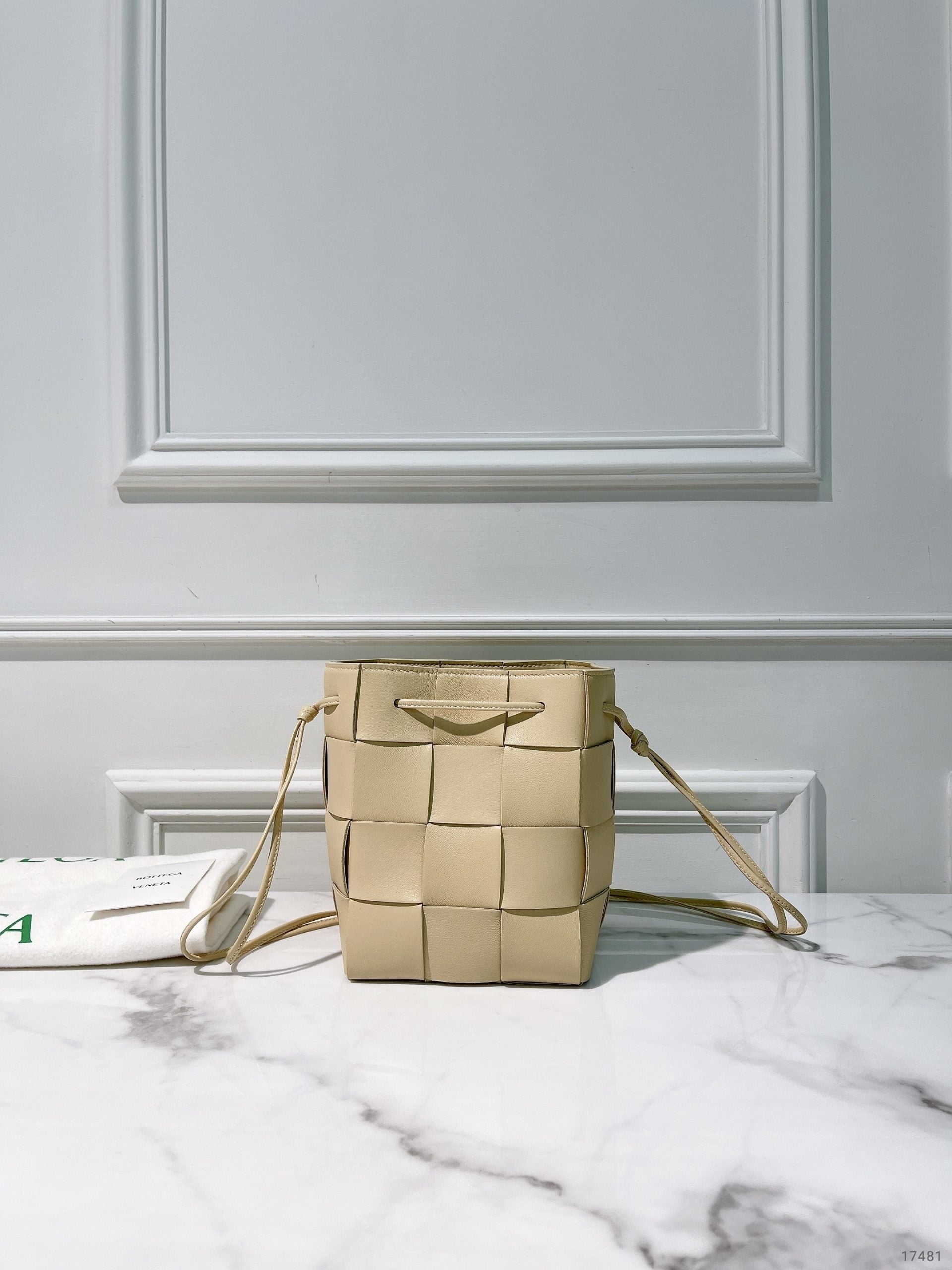 BOTTEGA VENETA SMALL CASSETTE BUCKET BAG