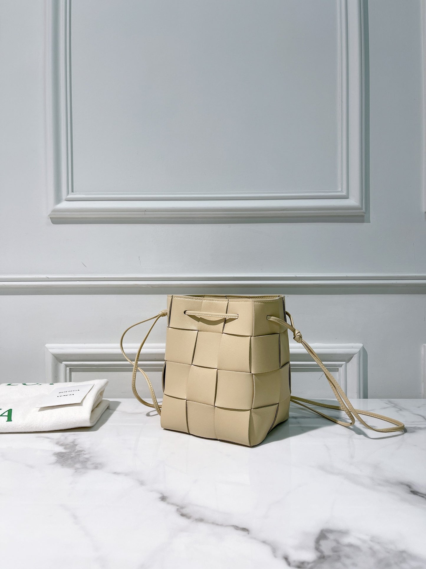 BOTTEGA VENETA SMALL CASSETTE BUCKET BAG