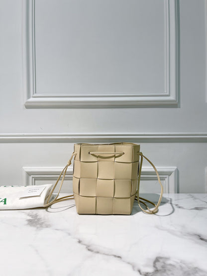 BOTTEGA VENETA SMALL CASSETTE BUCKET BAG