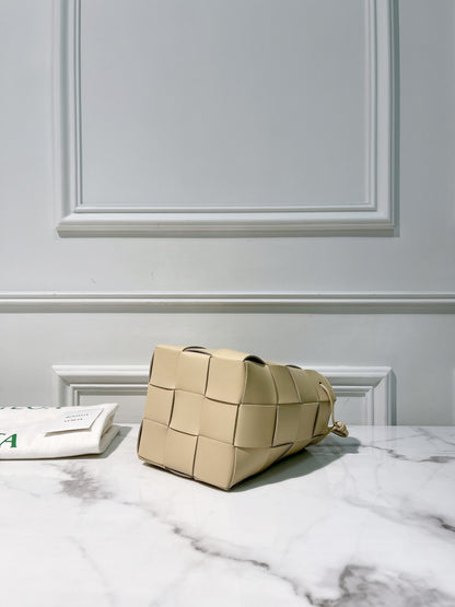 BOTTEGA VENETA SMALL CASSETTE BUCKET BAG