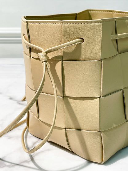 BOTTEGA VENETA SMALL CASSETTE BUCKET BAG