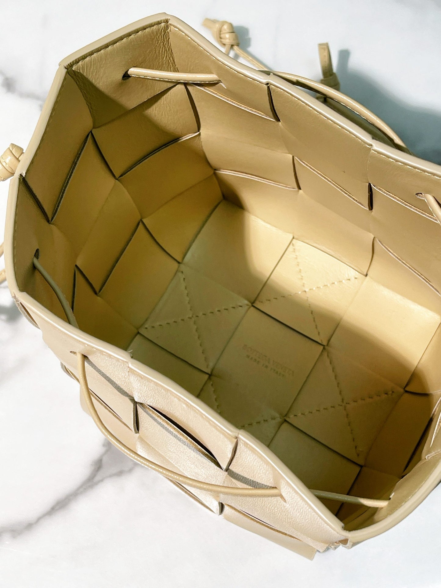 BOTTEGA VENETA SMALL CASSETTE BUCKET BAG