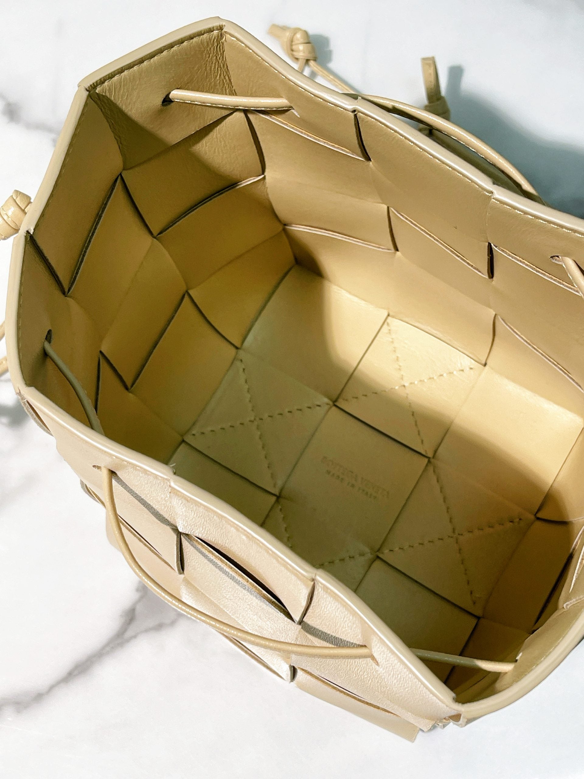 BOTTEGA VENETA SMALL CASSETTE BUCKET BAG