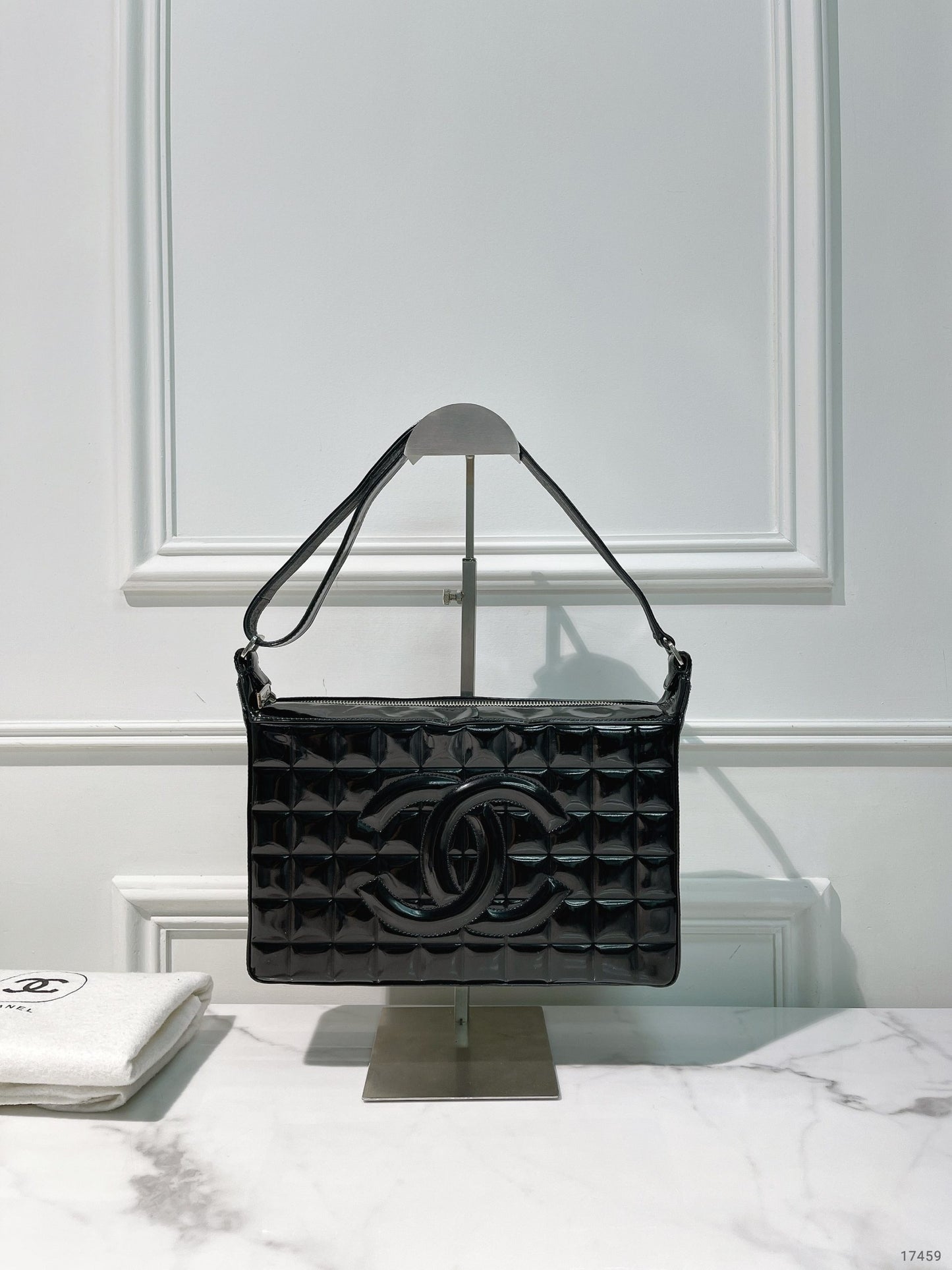 CHANEL VINTAGE CHOCOLATE BAR SHOULDER BAG, Black/Gold