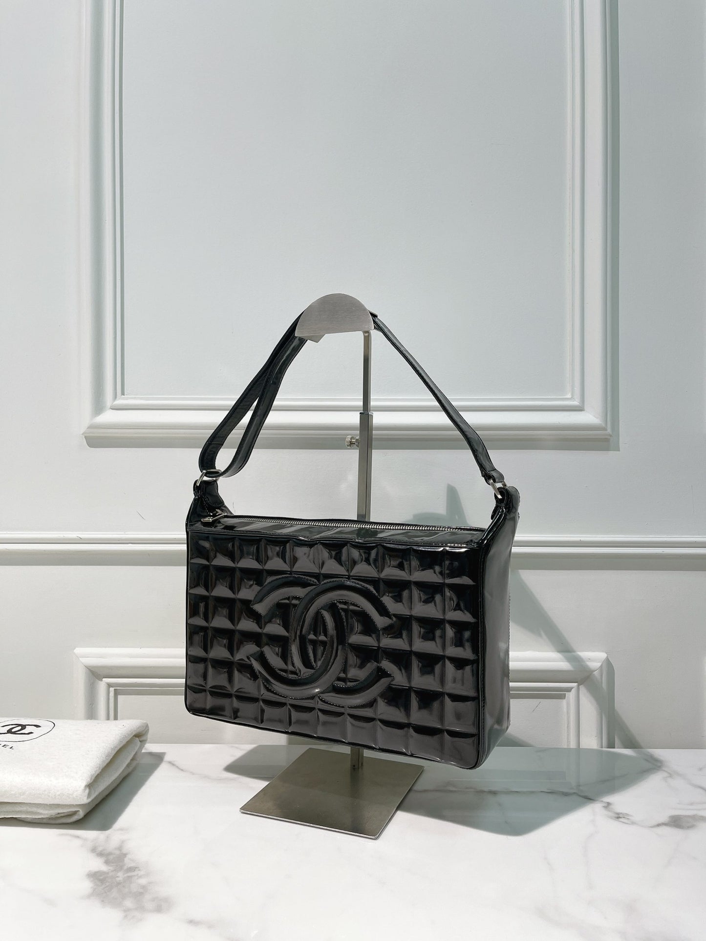 CHANEL VINTAGE CHOCOLATE BAR SHOULDER BAG, Black/Gold