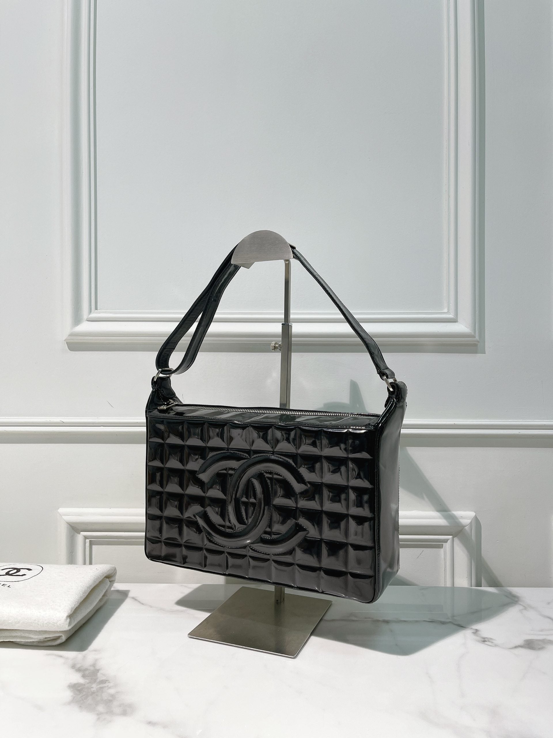 CHANEL VINTAGE CHOCOLATE BAR SHOULDER BAG, Black/Gold