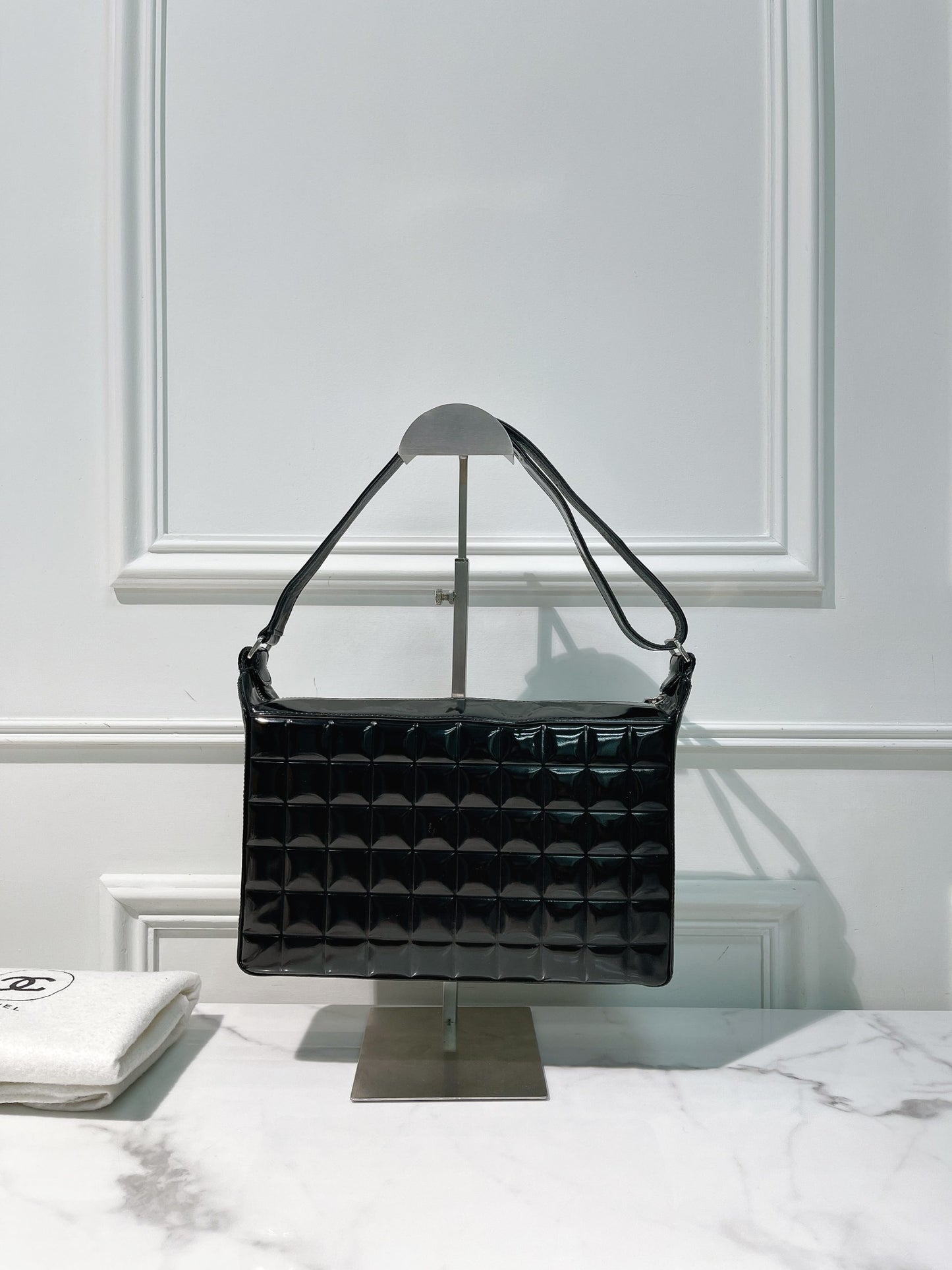 CHANEL VINTAGE CHOCOLATE BAR SHOULDER BAG, Black/Gold