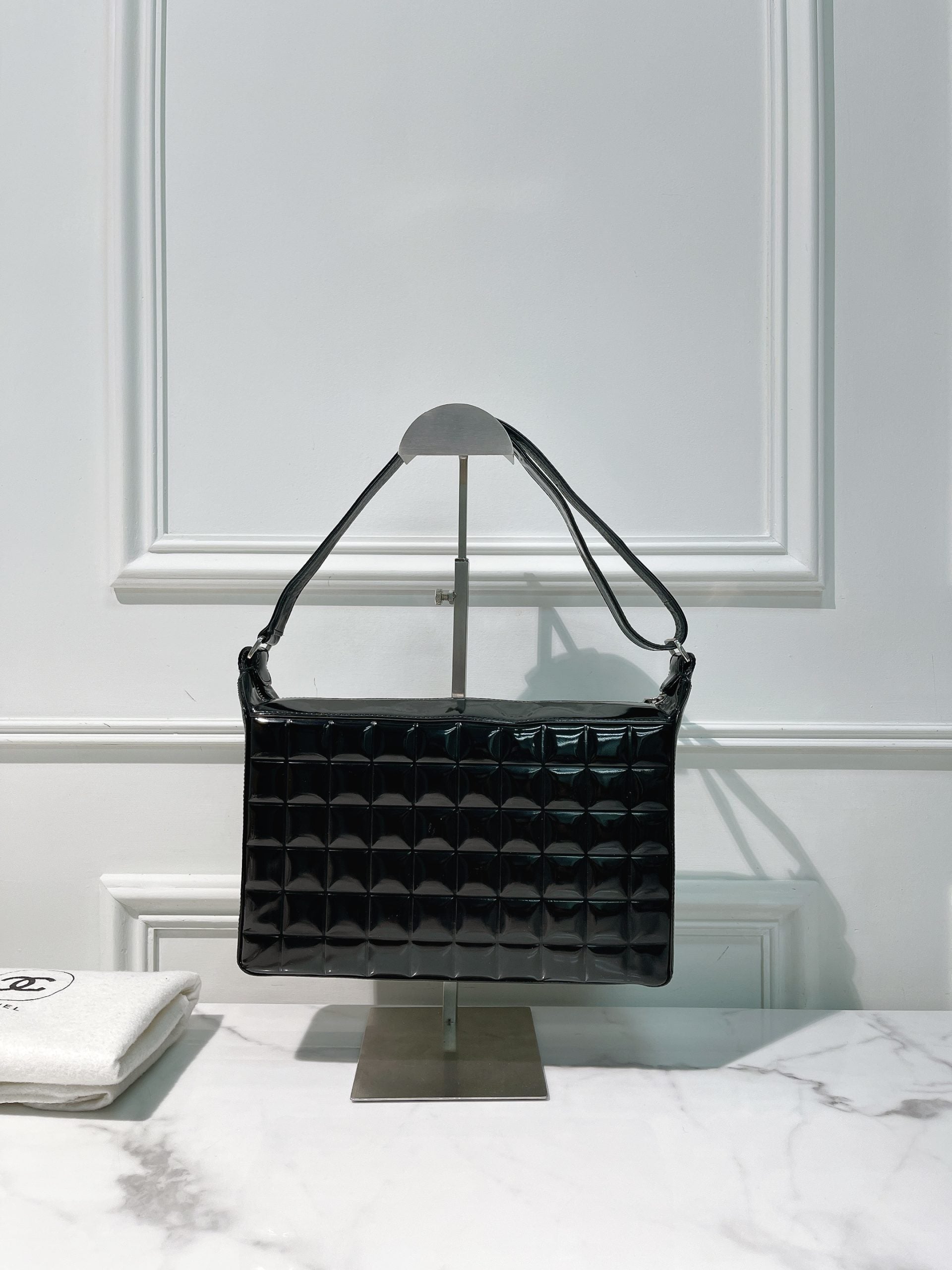 CHANEL VINTAGE CHOCOLATE BAR SHOULDER BAG, Black/Gold