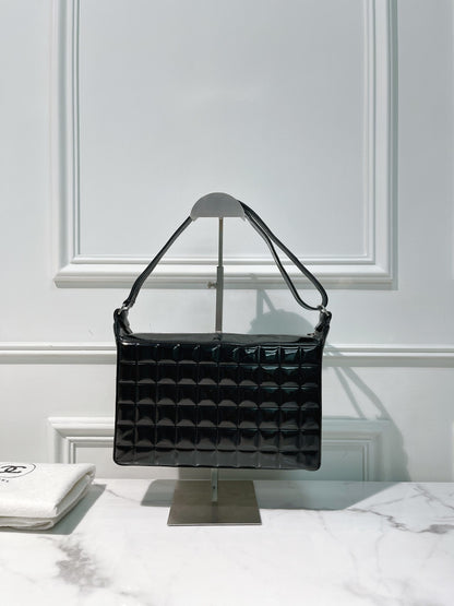 CHANEL VINTAGE CHOCOLATE BAR SHOULDER BAG, Black/Gold