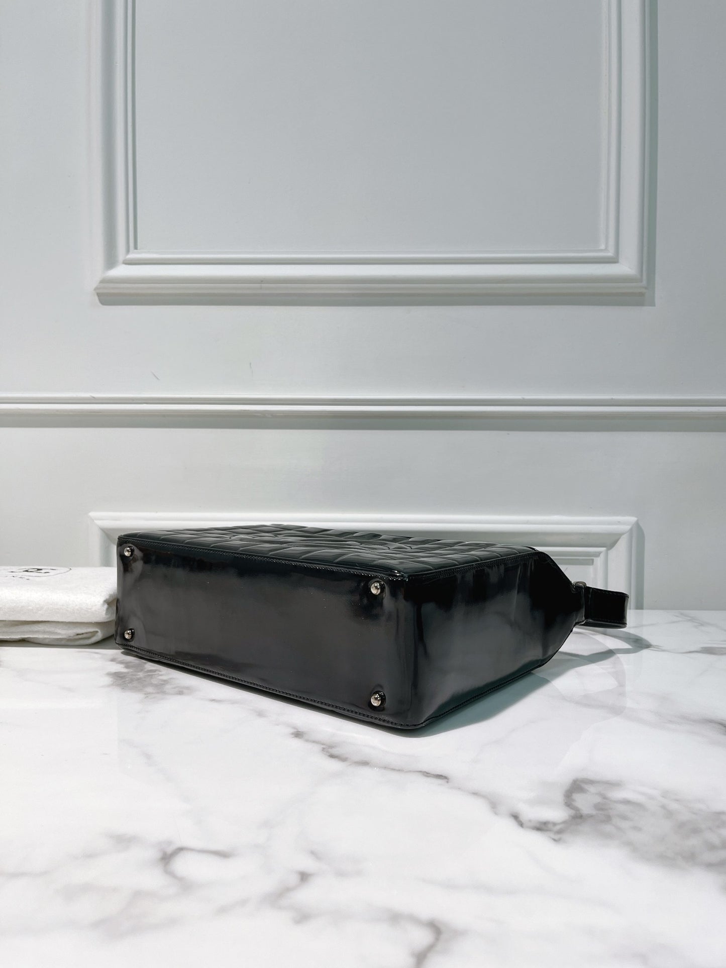 CHANEL VINTAGE CHOCOLATE BAR SHOULDER BAG, Black/Gold