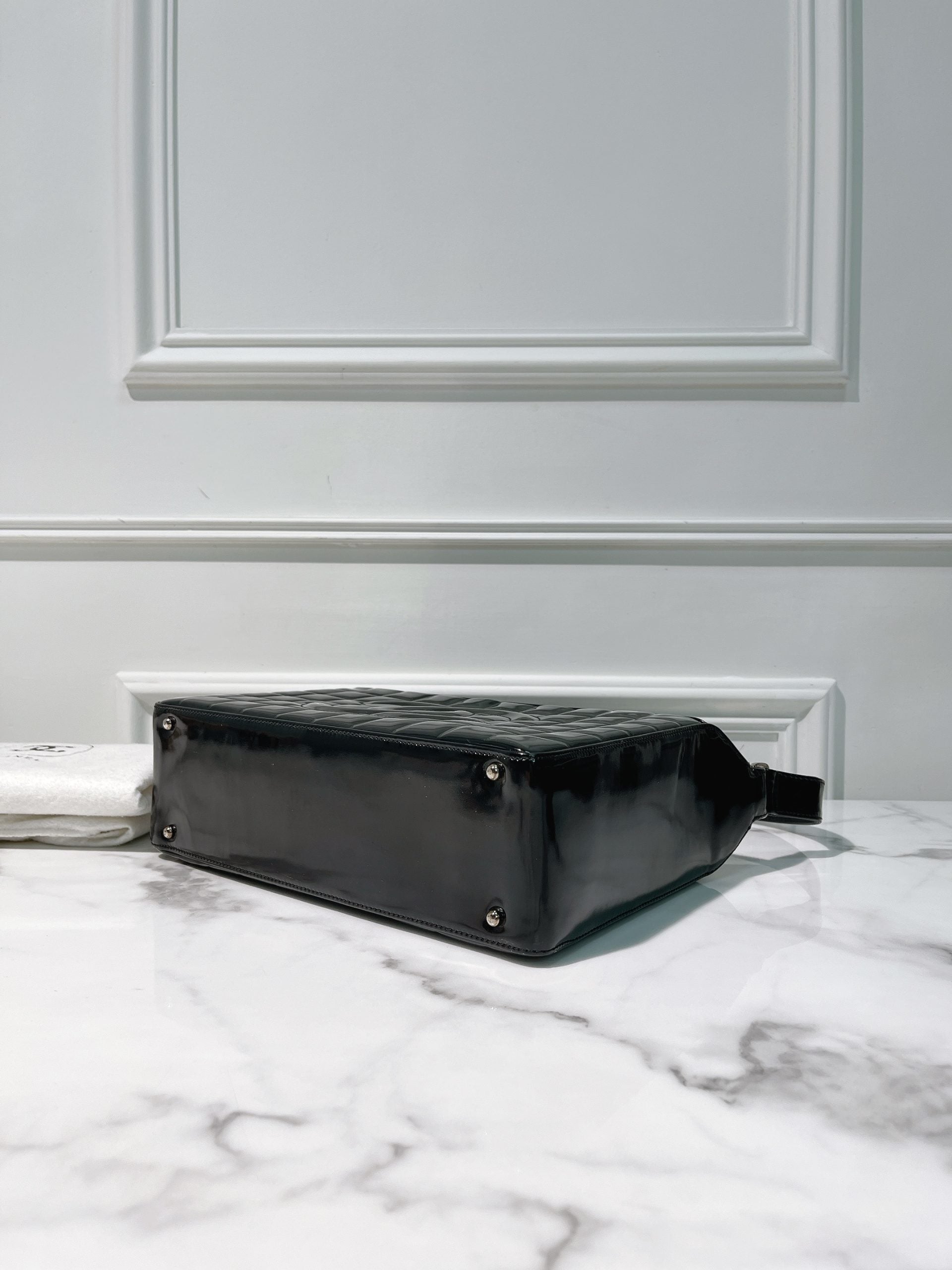 CHANEL VINTAGE CHOCOLATE BAR SHOULDER BAG, Black/Gold