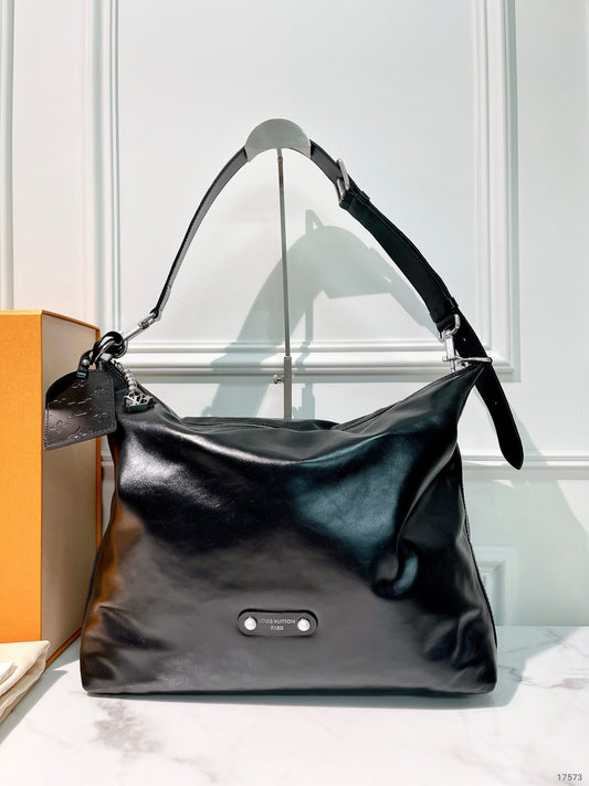 LV VAGABOND HOBO, Black