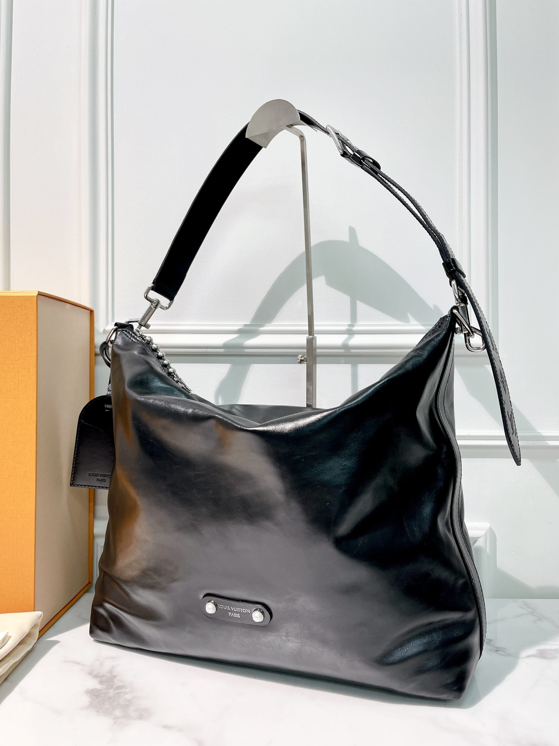 LV VAGABOND HOBO, Black