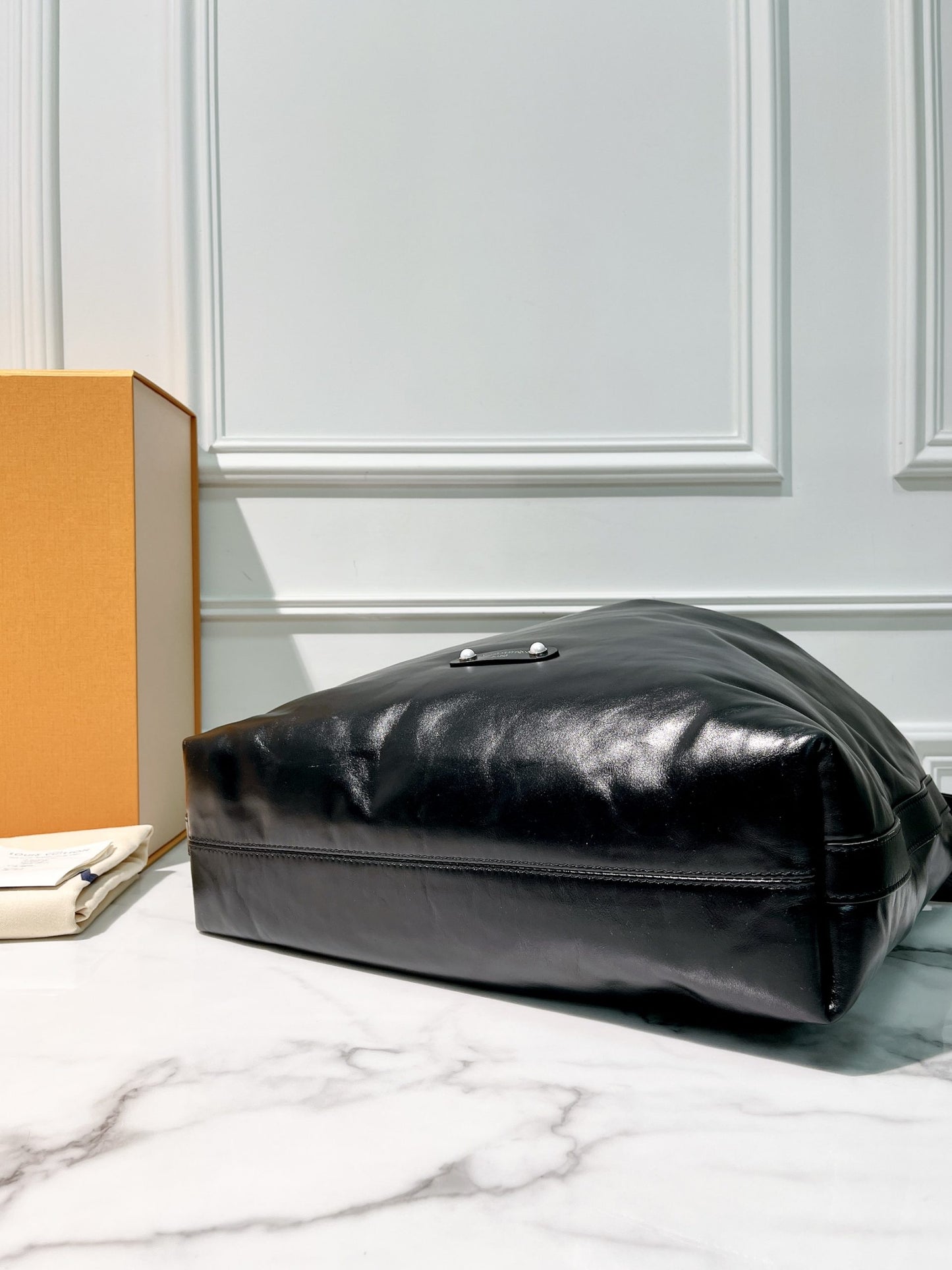 LV VAGABOND HOBO, Black