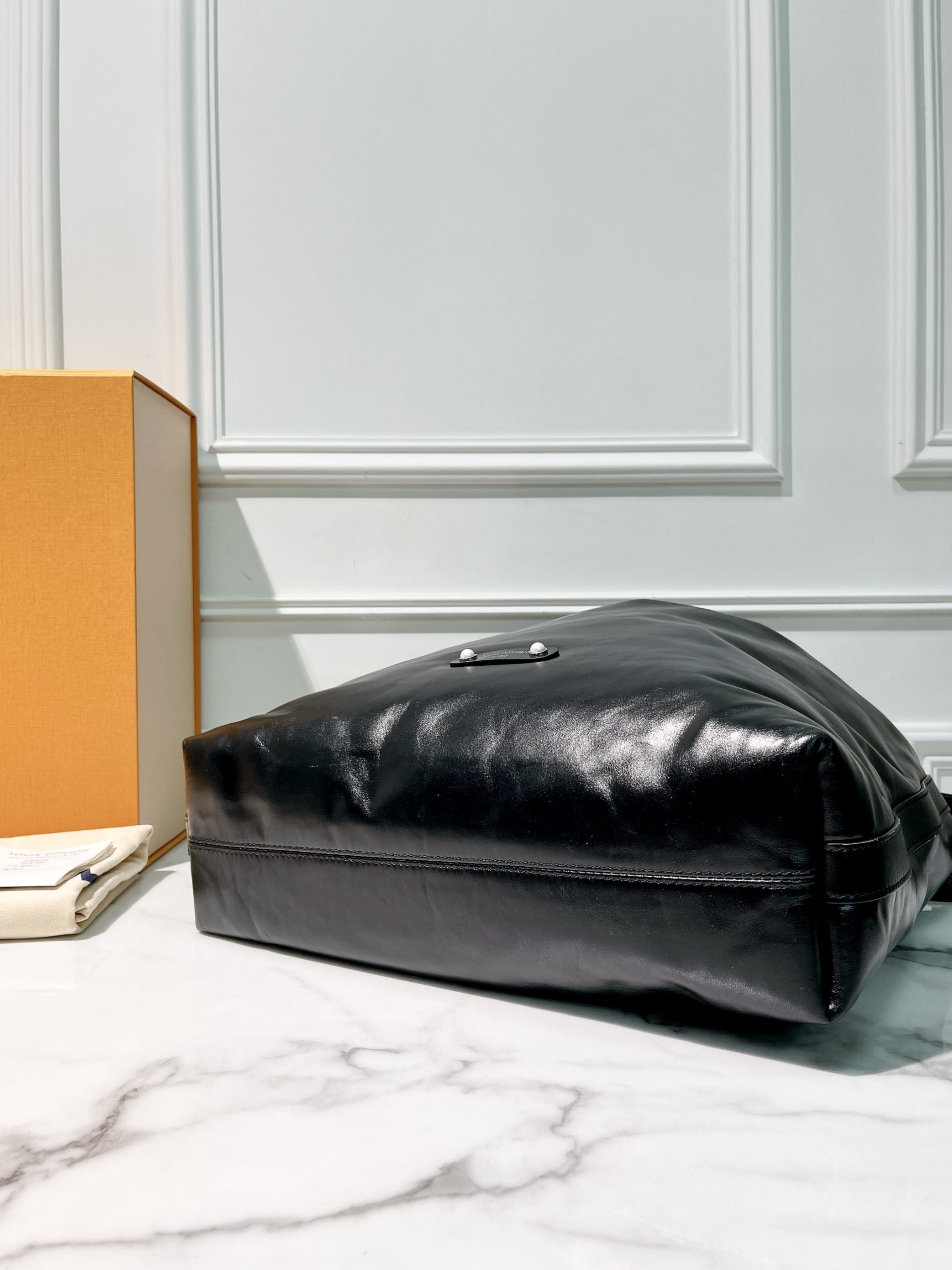 LV VAGABOND HOBO, Black