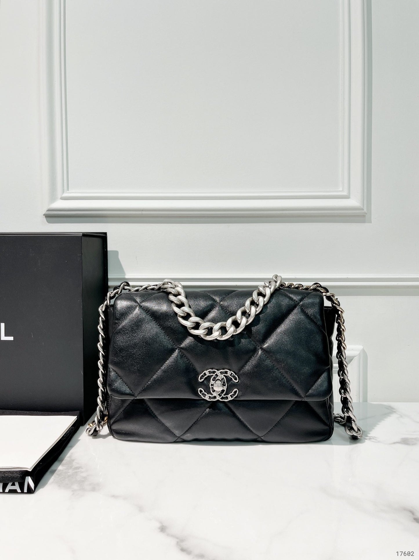 CHANEL MEDIUM 19 BAG, Black/Silver